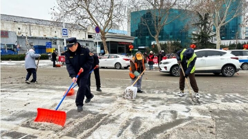 出動(dòng)除雪車輛156臺(tái) 使用融雪劑400余噸 “城管人”迎“寒”而上鏟冰除雪保暢通